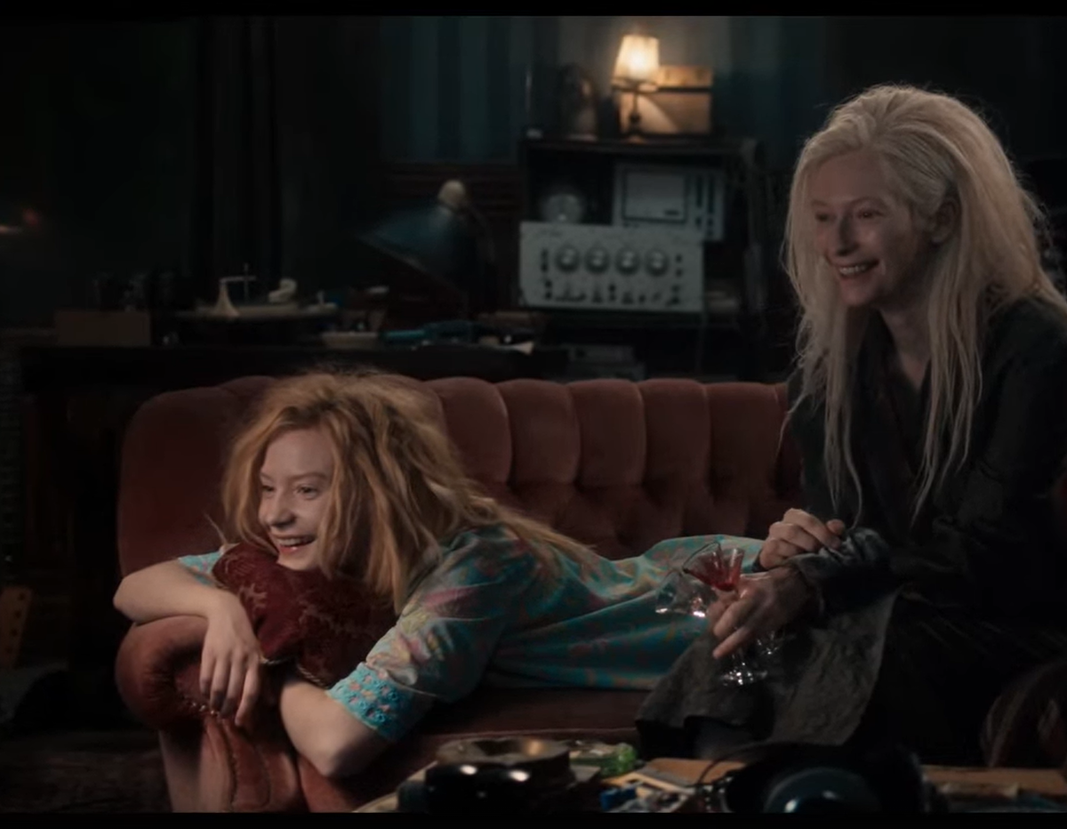 Ава и Ева смотрят тв