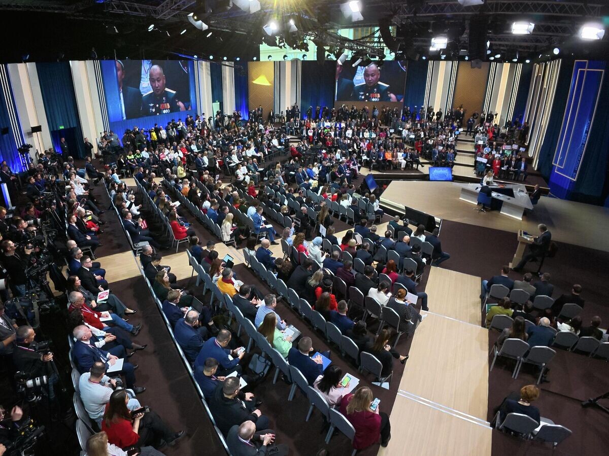    Президент РФ Владимир Путин отвечает на вопросы во время специальной программы "Итоги года" | © РИА Новости / POOL