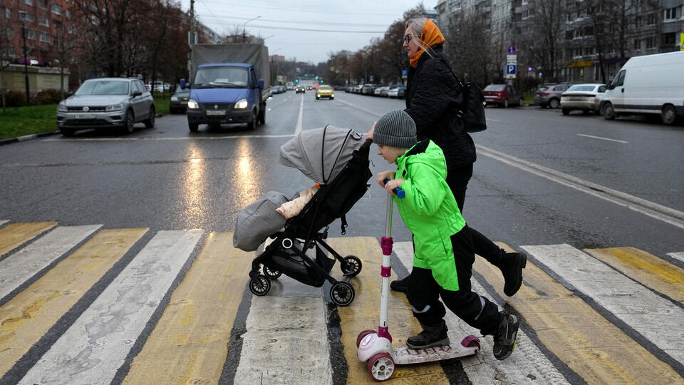     Путин предложил подумать о продлении пособия по уходу за ребенком до трех лет ИЗВЕСТИЯ/Эдуард Корниенко