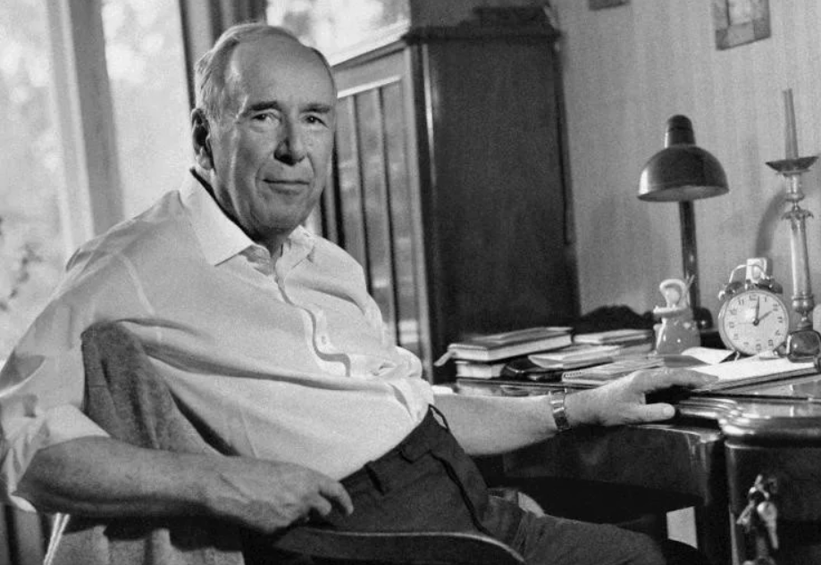 Ростислав Плятт - советский актер театра и кино, Народный артист СССР
13 декабря (1908117 лет назад) — 30 июня (198936 лет назад)