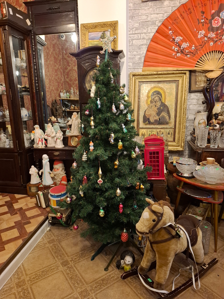 Меховая лощадь, как мне кажется, из современной эпохи, как и икона с веером. Но остальное очень радовало глаз. Фото автора.