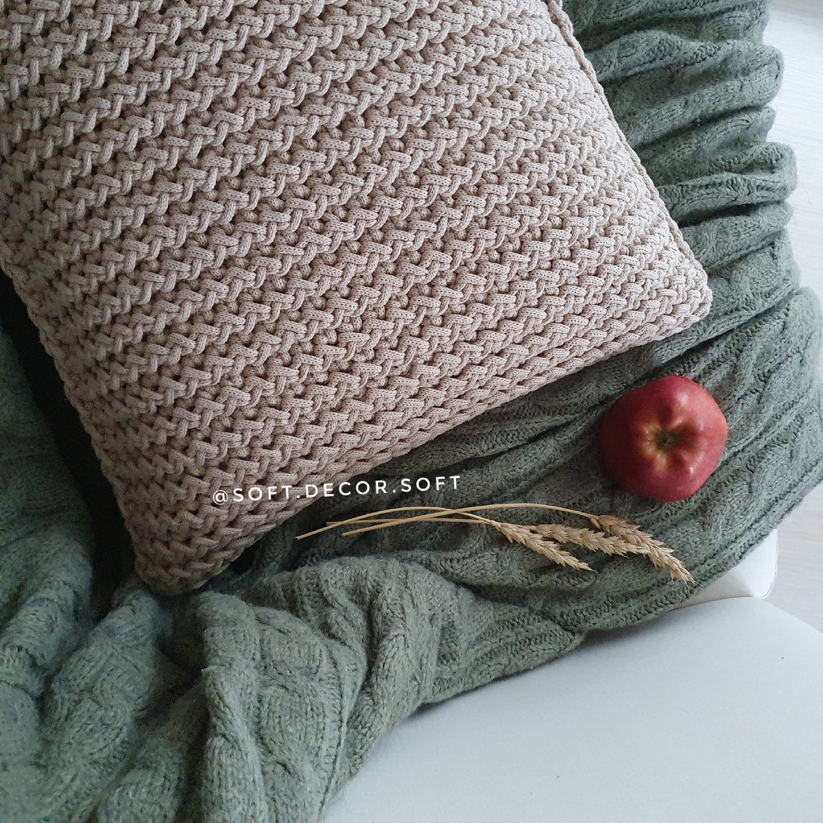Подушка REINE связана из хлопкового шнура. Есть мастер-класс.