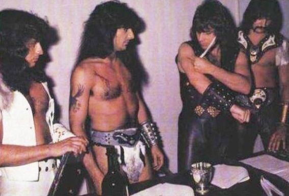 Музыканты группы Manowar в 1983 году, собираются подписывать контракт в с лейблом Music for Nations кровью гитариста Росса Фридмена
