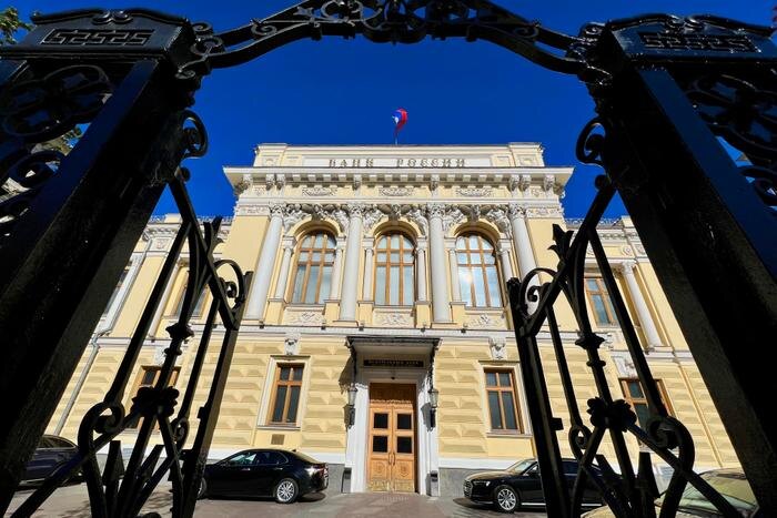 Экономисты рассказали, на что повлияет снижение ключевой ставки. Обложка © Life.ru.