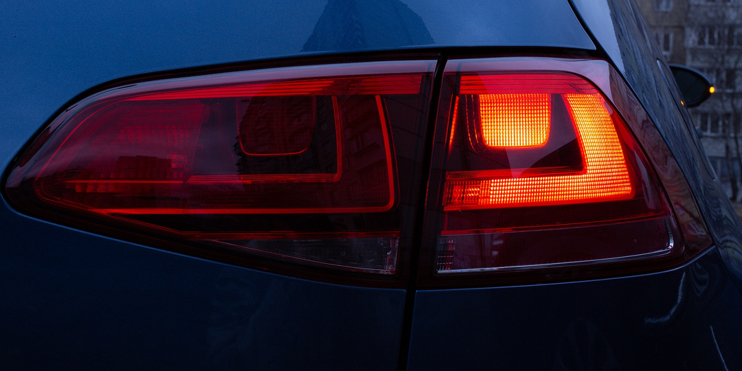 Красные поворотники на машинах: можно ли ездить и будет ли штраф?