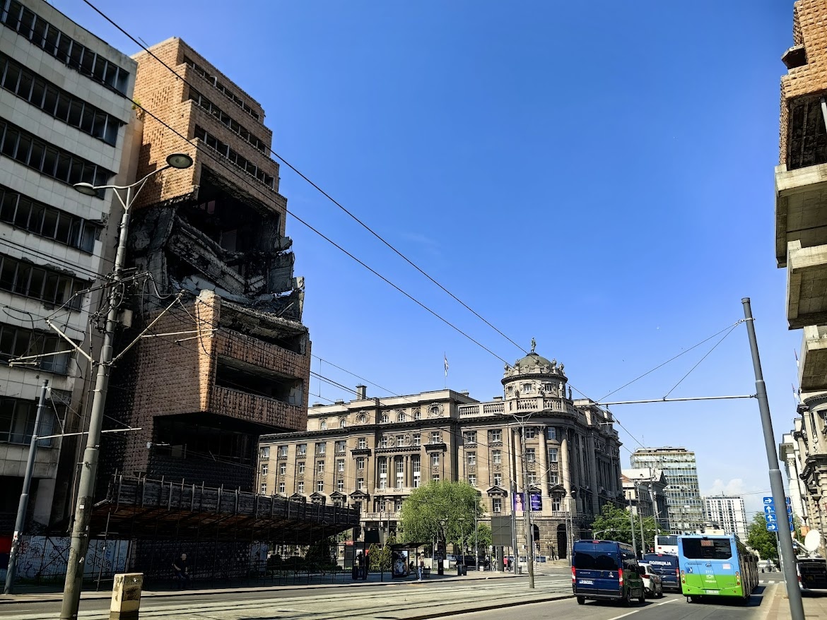 Посреди красивой центральной улицы Князя Милоша, где больше ничего не напоминает о разрухе. 