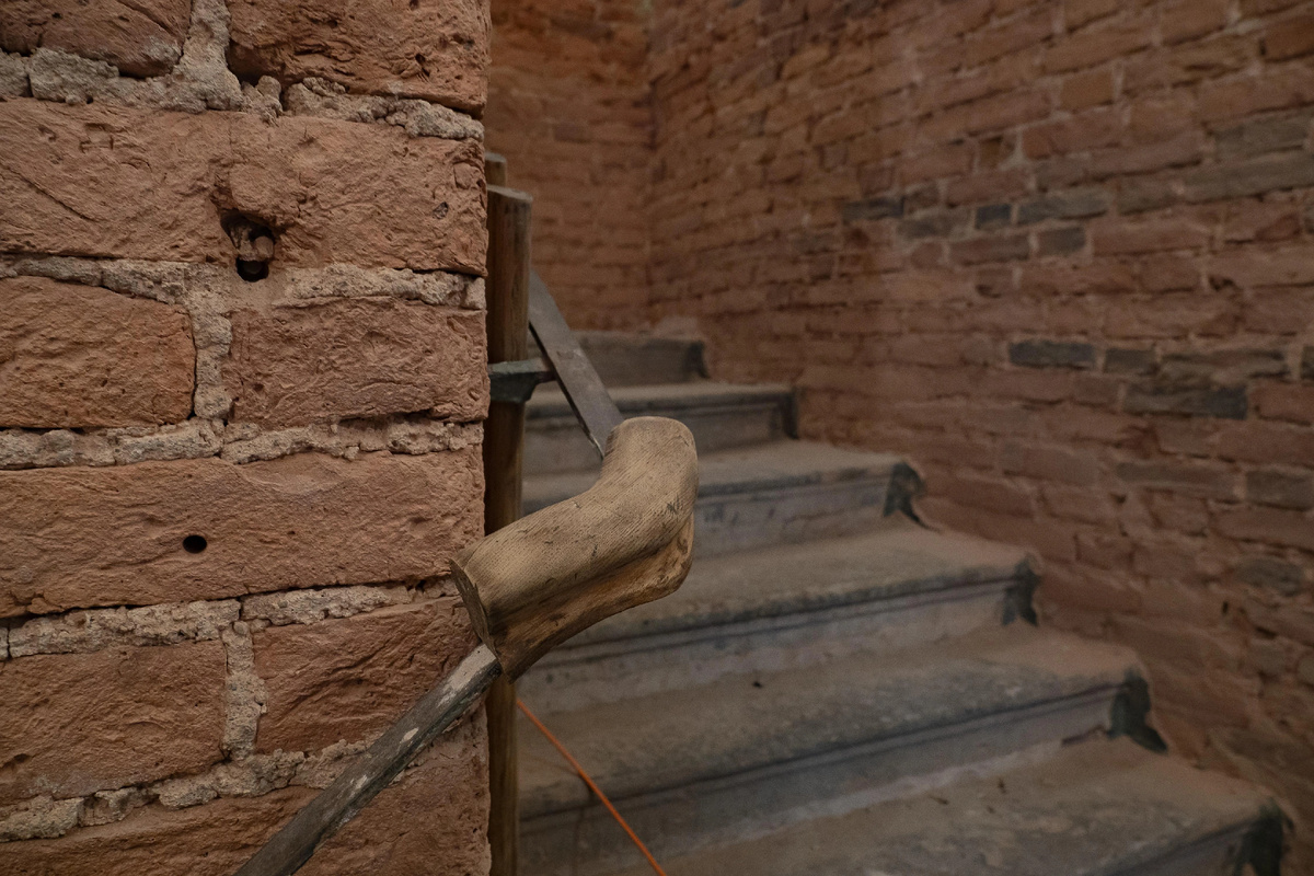 Фрагменты деревянных поручней. Фото: Сергей Николаев/«Фонтанка»