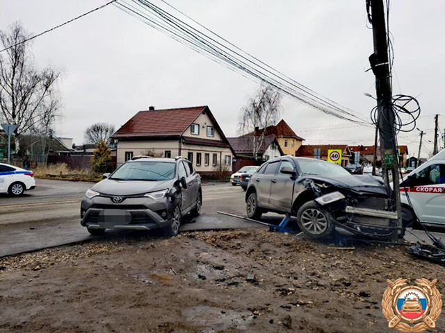 В Твери автомобиль на тротуаре сбил двоих мальчиков