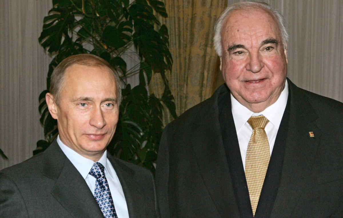    Президент РФ Владимир Путин и Гельмут Коль  Сергей Жуков/ТАСС