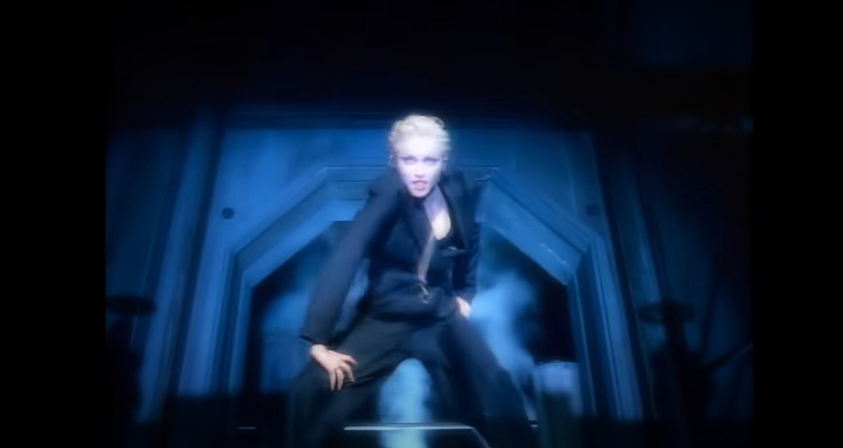 кадр из клипа Мадонны «Express yourself»