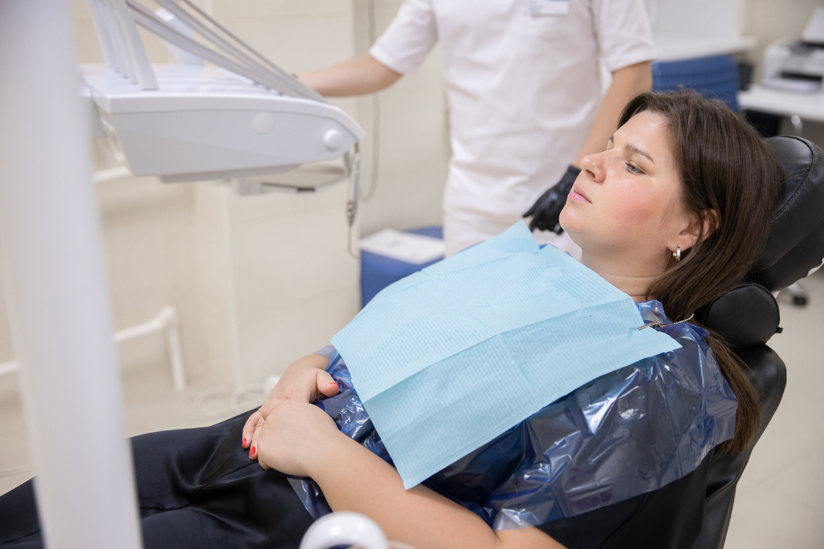 Зачастую вторичный кариес протекает бессимптомно, и пациент даже не догадывается о его наличии. 