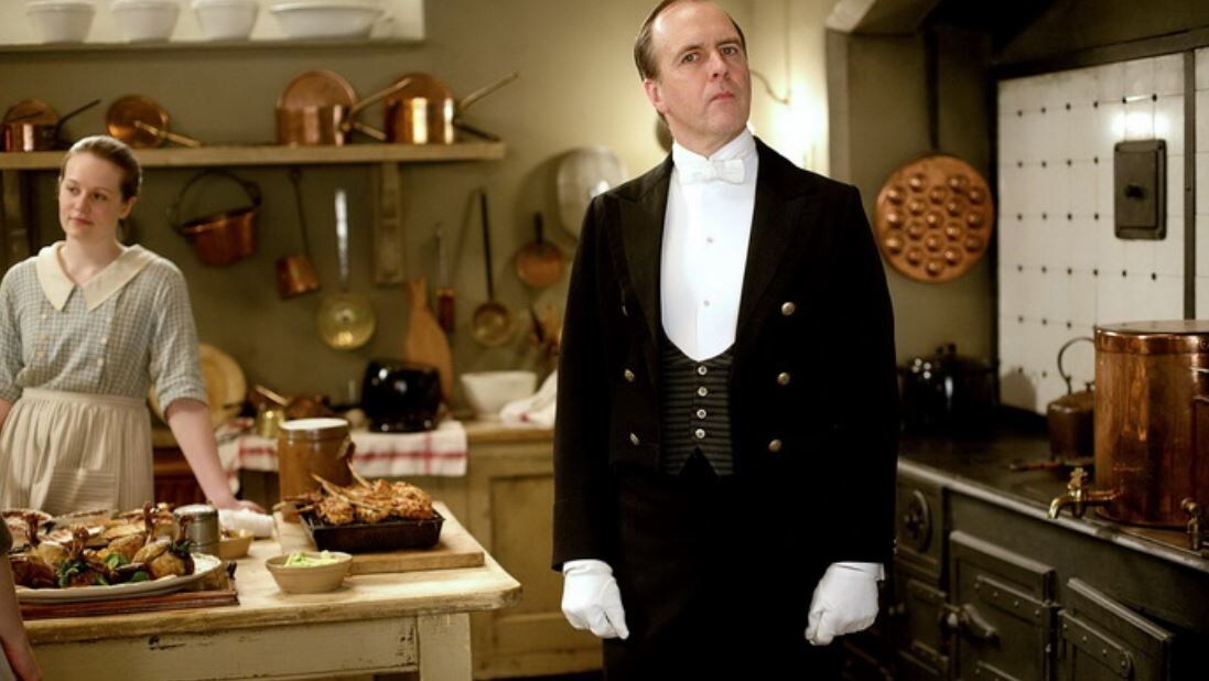 Камердинер готов подать хозяину завтрак