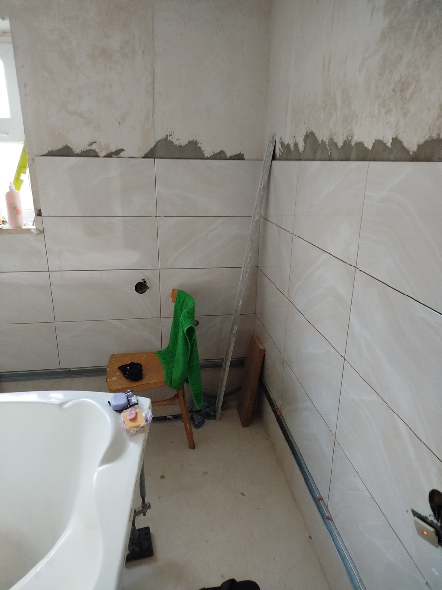 Ванну заносим вечером, чтоб искупаться, пока работают лишнее выносим.