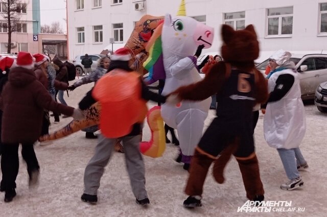    Ростовые фигуры водили хороводы под окнами больницы. Фото: АиФ-Челябинск