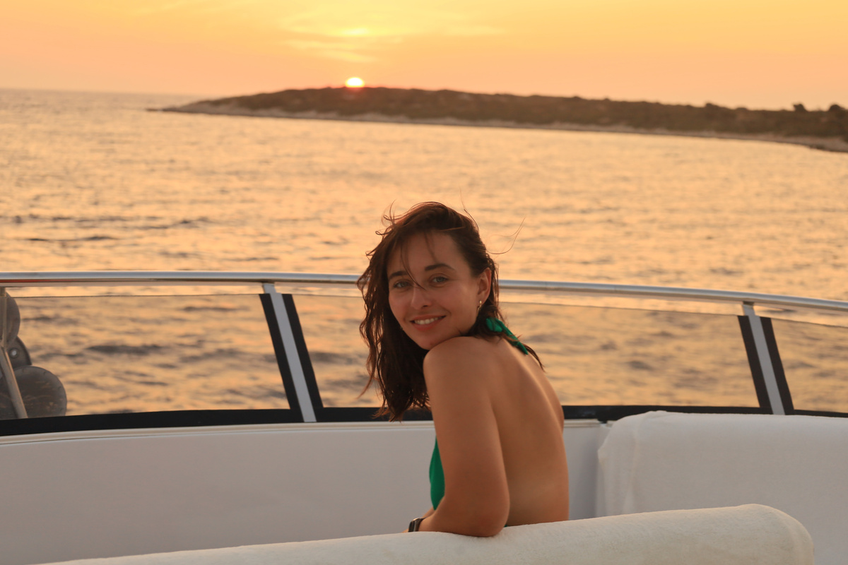 Всем привет! Это я на яхте с друзьями где-то в Эгейском море