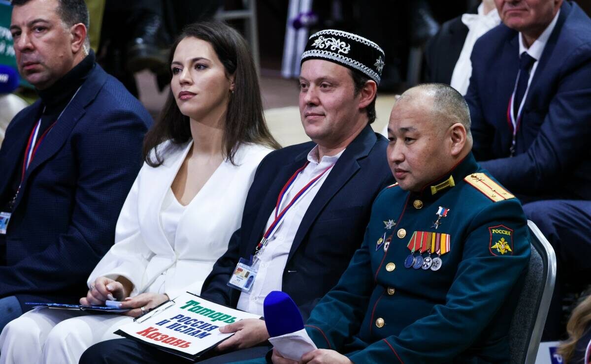 Артур Халилуллов снова надел свою фартовую тюбетейку и вооружился в этом году плакатом «Татары. Россия и ислам. Казань»Фото: kremlin.ru