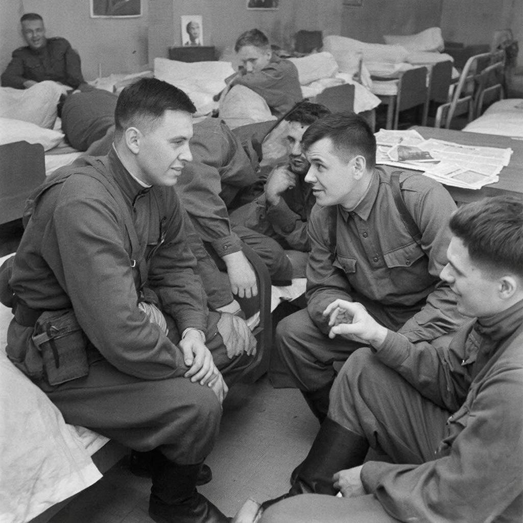 Советские солдаты. Изображение сгенерировано сервисом GigaChat