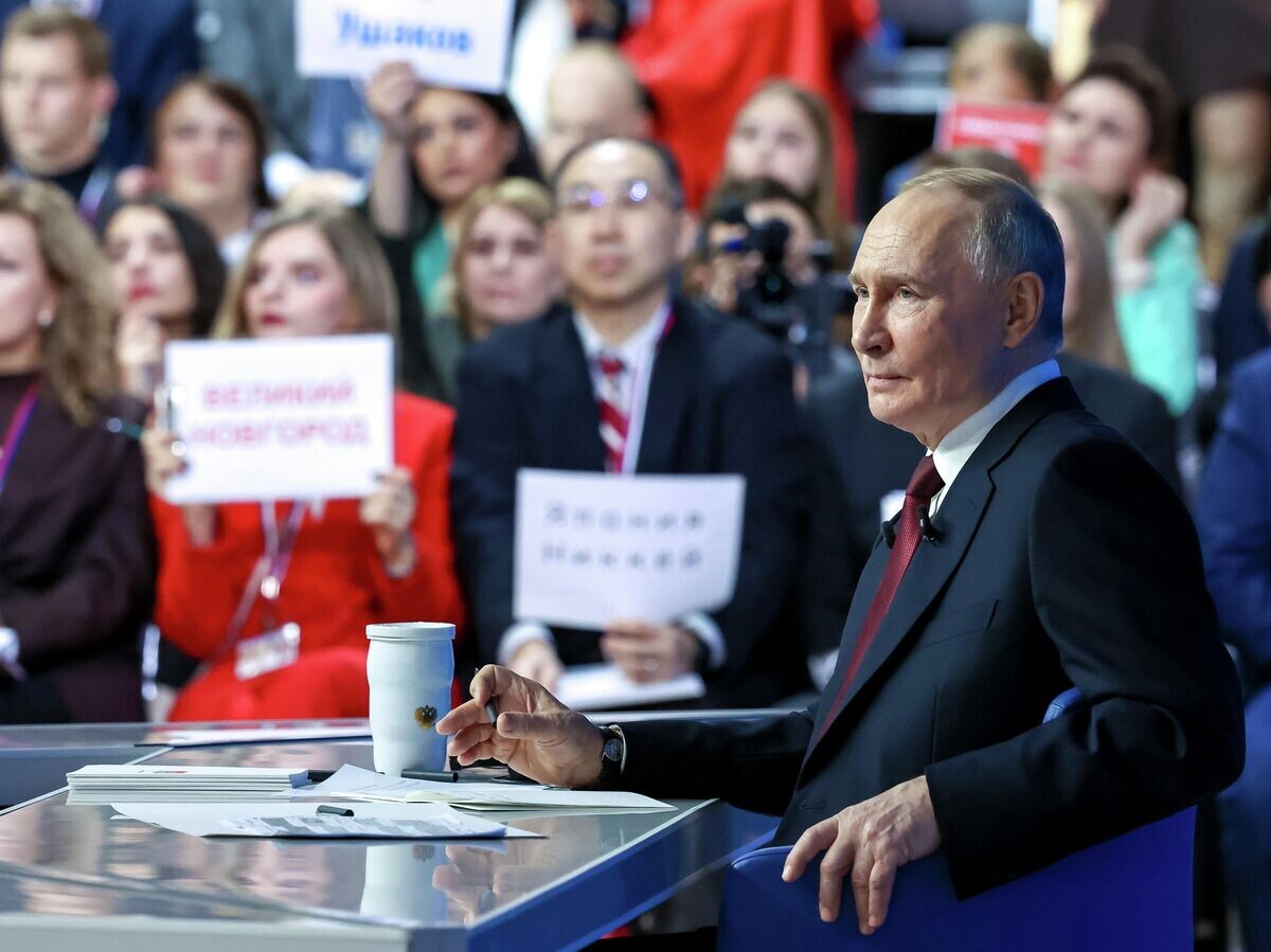    Президент России Владимир Путин отвечает на вопросы во время специальной программы "Итоги года" в Москве | © РИА Новости / POOL