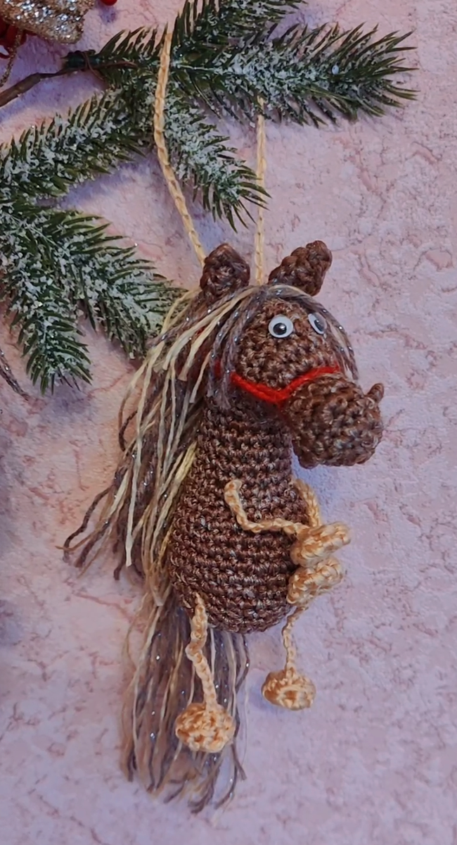 Длина лошадки с хвостиком 22 см,ширина с гривой 7 см.