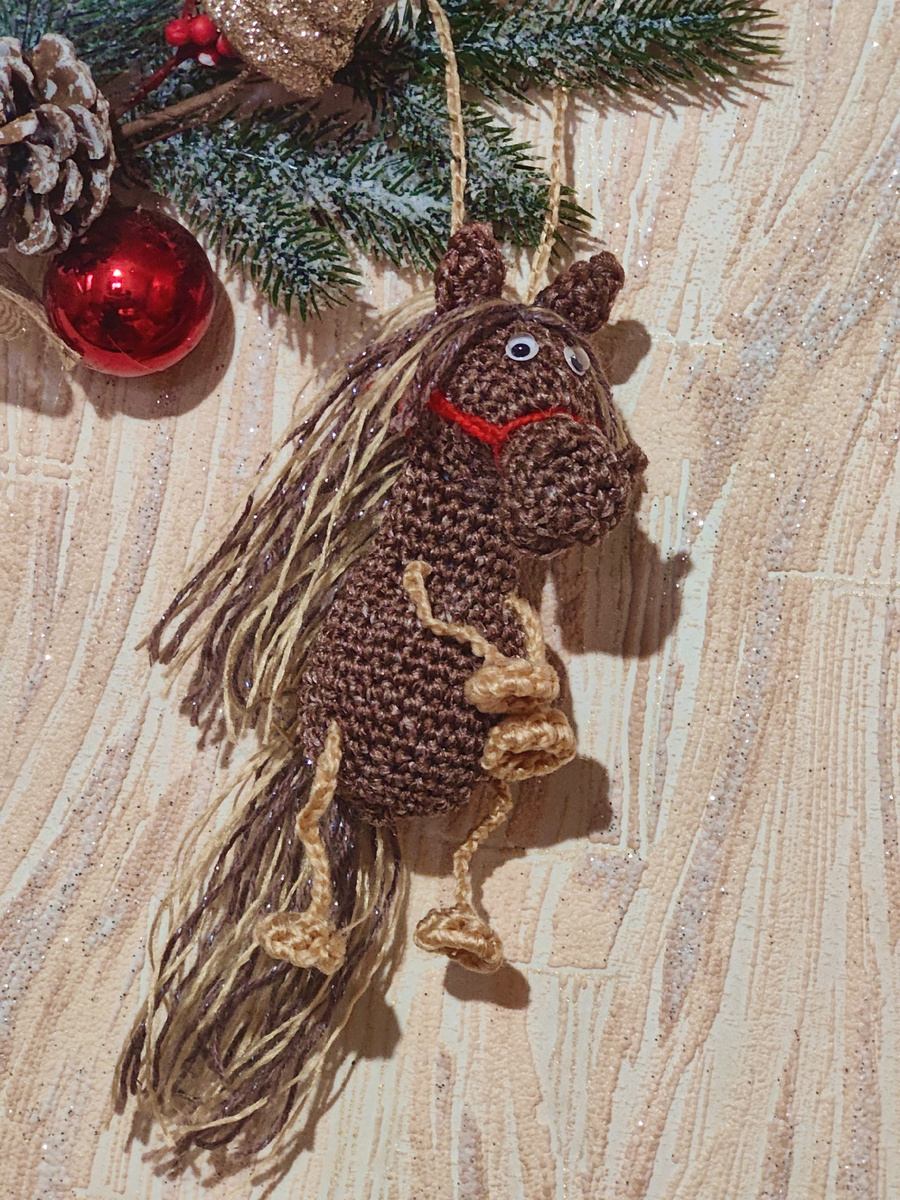 Эта же лошадка на другом фоне.