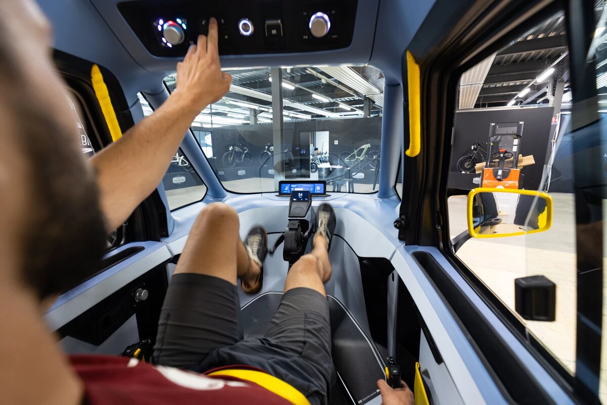 Органы управления расположены на расстоянии вытянутой руки, рулевое колесо заменили низкоразмещенные рычаги по бокам, система PERS расположена спереди, а приборная панель — цифровая.