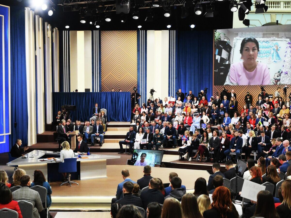    Президент России Владимир Путин отвечает на вопросы во время специальной программы "Итоги года" в Москве | © РИА Новости / Григорий Сысоев