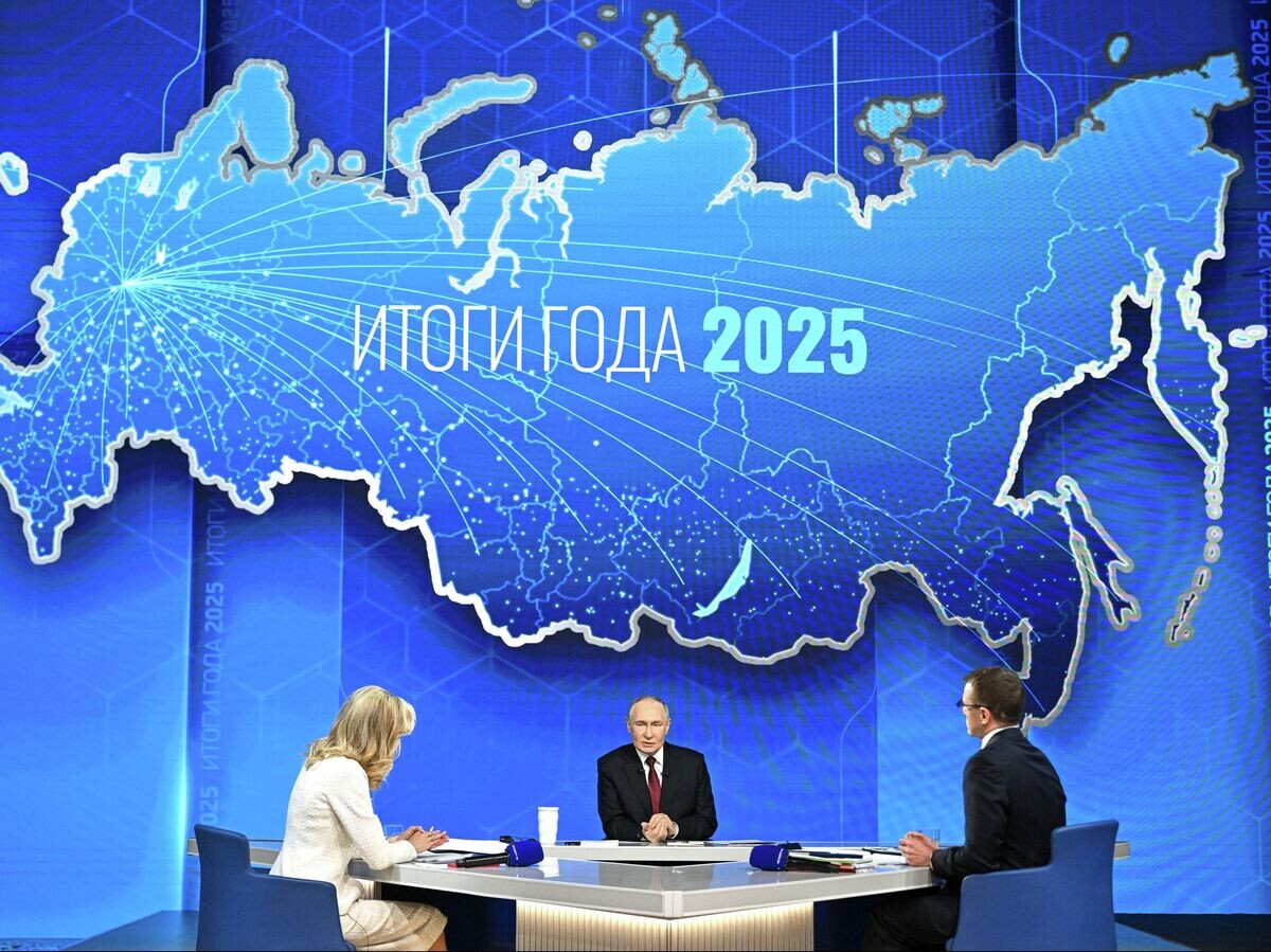    Президент РФ Владимир Путин отвечает на вопросы во время специальной программы "Итоги года"© РИА Новости . Сергей Бобылев