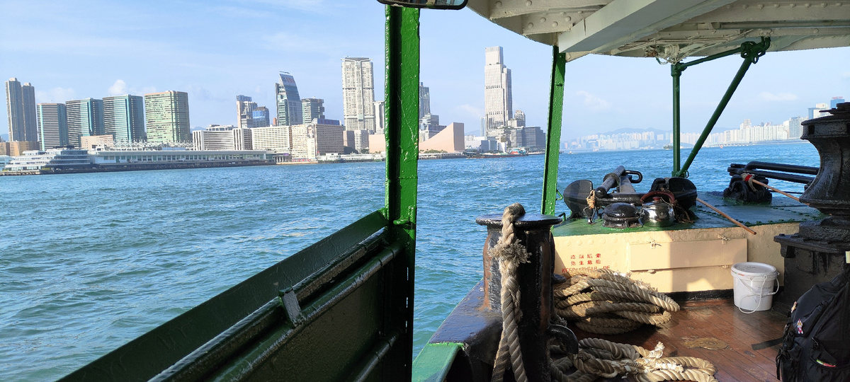 Вид с парома на набережную Tsim Sha Tsui