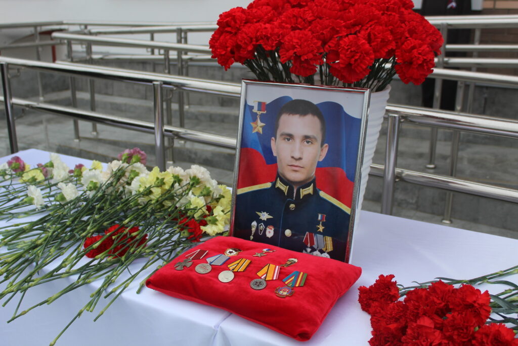    Боевой путь   
Дмитрий Григорьевич Дарченко – командир взвода ремонтной роты 237-го гвардейского десантно-штурмового полка 76-й гвардейской десантно-штурмовой дивизии воздушно-десантных войск, гвардии прапорщик, казак Павловского хуторского общества Крымского РКО, позывной «Ветер». 25 декабря 2000 года рождения. Закончил обучение в 2021 году, получив воинское звание прапорщик. С 24 февраля 2022 года в составе своего воинского подразделения принимал участие в специальной военной операции.   
29 августа 2023 года Гвардии прапорщик Дарченко Дмитрий Григорьевич руководил действиями второй штурмовой группы по захвату опорного пункта в районе села Работино Запорожской области. В 5 утра штурмовая группа выдвинулась к переднему краю обороны противника. После артиллерийской атаки группа прапорщика Дарченко молниеносным броском ворвалась на позицию опорного пункта, захватила его, уничтожив при этом 10 военнослужащих ВСУ и не допустив потерь среди личного состава.   
Потеряв важную в тактическом плане точку, неонацисты в течение одного часа предприняли три попытки контратаки с целью возврата утраченных позиций. Но благодаря грамотным действиям прапорщика Дмитрия Дарченко в ходе организации обороны занятого рубежа были отражены атаки противника, превосходящего по численности.   
Видя безрезультатность своих контратак, командование ВСУ нанесло массированный артиллерийский удар, в ходе которого ранения получили трое участников штурмовой группы, в том числе прапорщик Дарченко Дмитрий Григорьевич.   
Подход наших резервов не представлялся возможным из-за плотного огня противника. В этот момент прапорщик Дарченко отдал приказ на эвакуацию раненых, а сам остался прикрывать отход своей штурмовой группы. Прапорщик Дарченко Дмитрий Григорьевич получил ранение, несовместимое с жизнью, во время очередного артиллерийского удара по опорному пункту.   
Указом Президента Российской Федерации от 2024 года за мужество и героизм, проявленные при исполнении воинского долга, гвардии прапорщику Дарченко Дмитрию Григорьевичу, родившемуся и выросшему в Крымском районе, присвоено звание Героя Российской Федерации (посмертно). admin