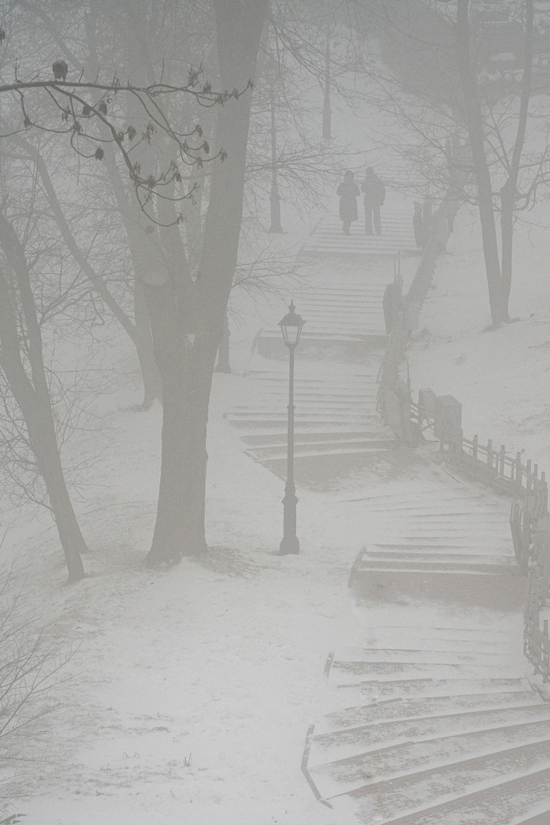 Зимний туман в Нижнем Новгороде. Не самая яркая картина, но по-своему красивая. Для ее созерцания одеться лучше тепло