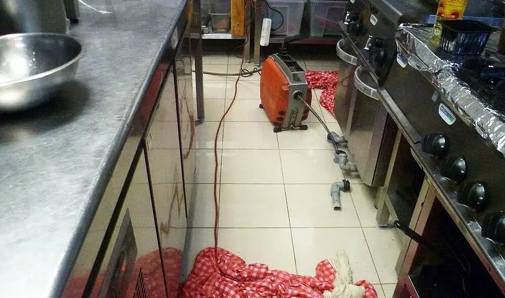 Чистка канализации в ресторане, кафе, столовой — профессиональная прочистка без простоя. Прочистить засор в ресторане, пробить засор в кафе, устранить засор в столовой — быстро и по нормам СанПиН. Профессиональная чистка канализации от «Мастера-24». 