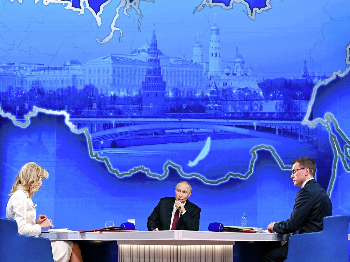    Президент РФ Владимир Путин отвечает на вопросы во время специальной программы "Итоги года" | © РИА Новости / Сергей Бобылев