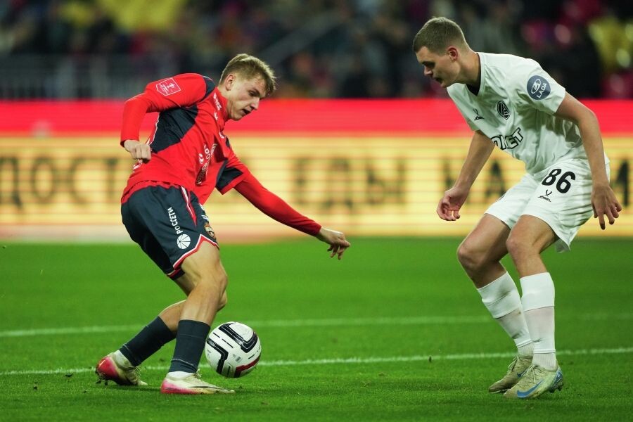    Глеб Пополитов (ЦСКА) и Илья Агапов («Акрон») / Источник: © Александр Вильф/РИА Новости