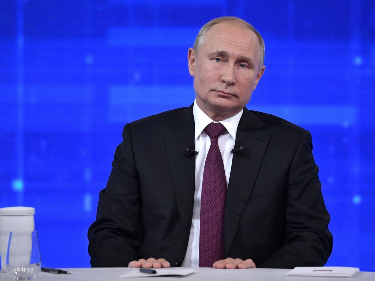    Президент РФ Владимир Путин отвечает на вопросы россиян во время ежегодной специальной программы "Прямая линия с Владимиром Путиным"© РИА Новости . Алексей Никольский