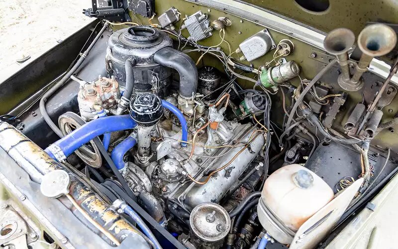    Стандартный бензиновый двигатель V8 развивал 150 л. с.