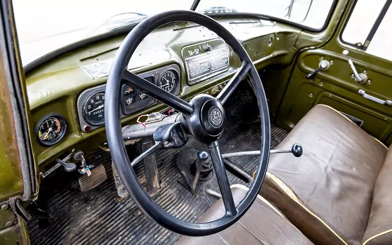    Кабина ЗИЛ‑131 – ­просторная и с прекрасной обзорностью. Рядом с рычагом переключения передач – рычаг управления демультипликатором.