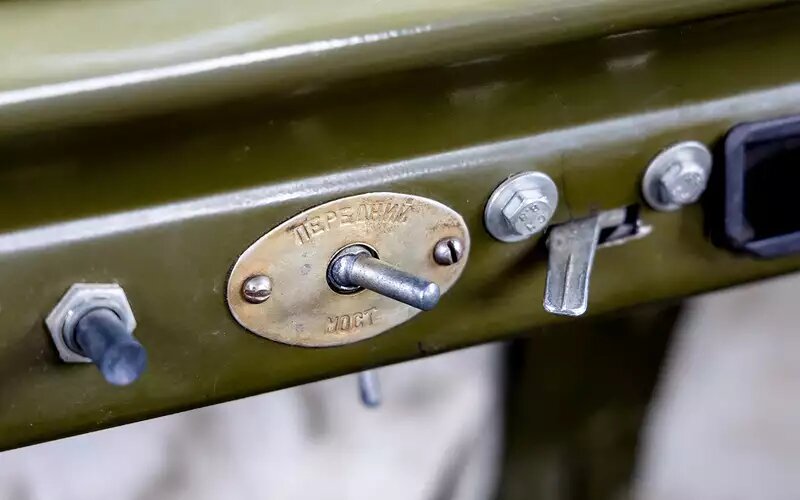    Тумблер подключения переднего моста.