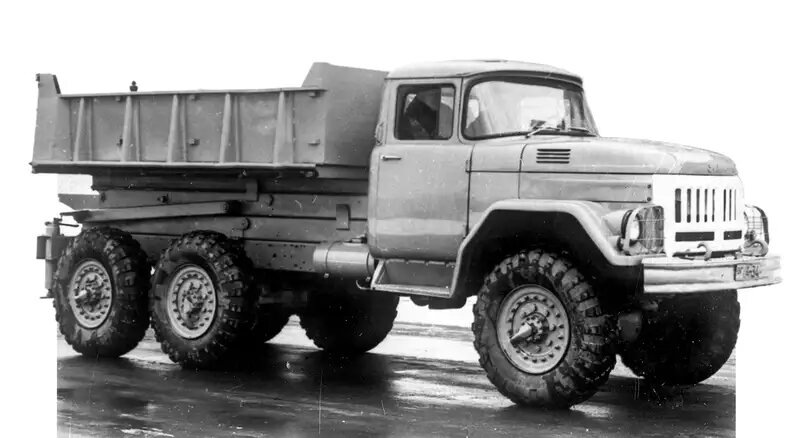    В 1962 году построили два опытных самосвала ЗИЛ‑133С колесной формулой 6×4 и с предварительным подъемом кузова.
