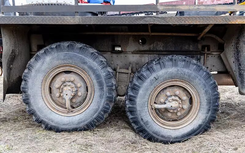    Задняя подвеска рессорная, без амортизаторов.