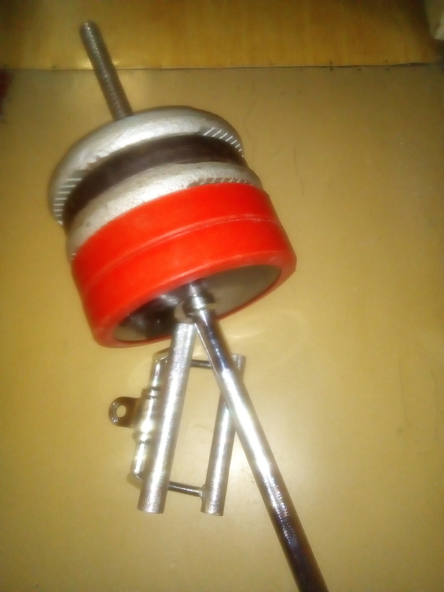 Тяга т-штанги гораздо удобнее обычной, так как гриф нагружается только с одной стороны, свободным концом упираясь в угол. V - образная рукоять цепляется ближе к блинам и осуществляется тяга в наклоне 