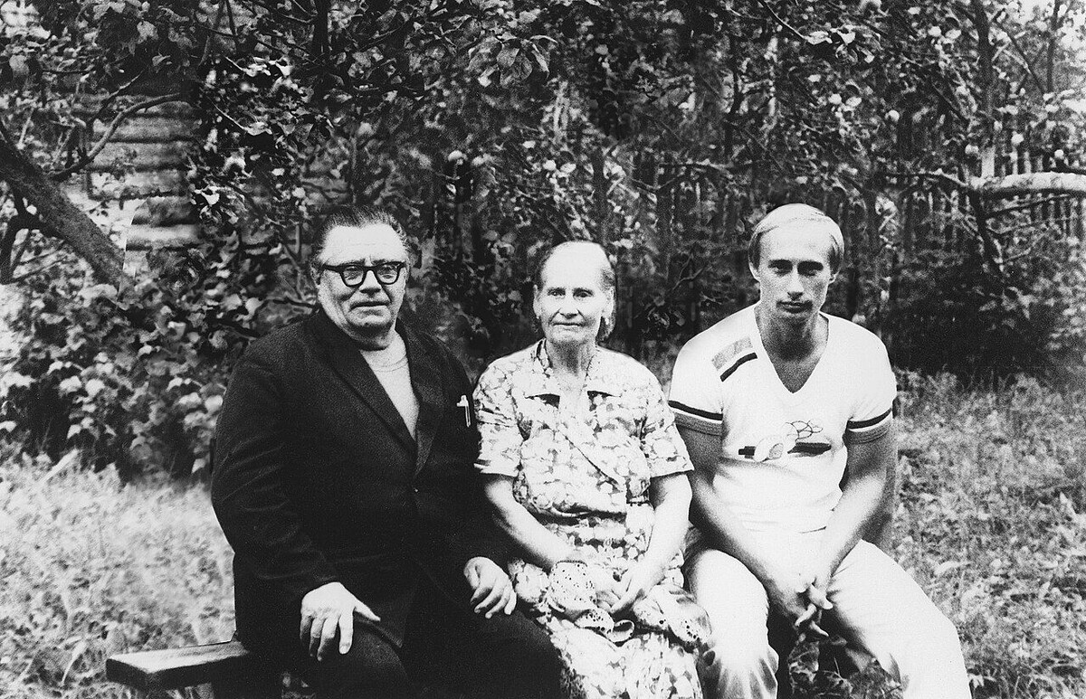    Владимир Путин с родителями в 1985 году / Источник: (cc) Kremlin.ru
