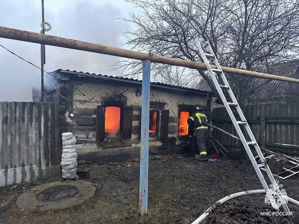    В селе Ивица Корочанского округа, предварительно, из-за неосторожного обращения с огнем, произошел пожар в жилом доме. пресс-служба Главного управления МЧС России по Белгородской области