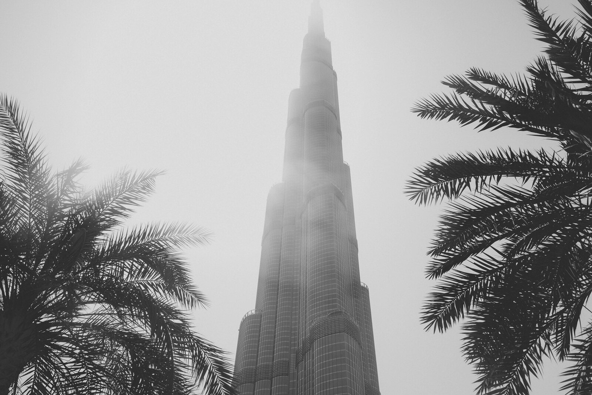     Погодный апокалипсис в Дубае: по улицам плывут дорогие спорткары, а туристы заперты в отелях