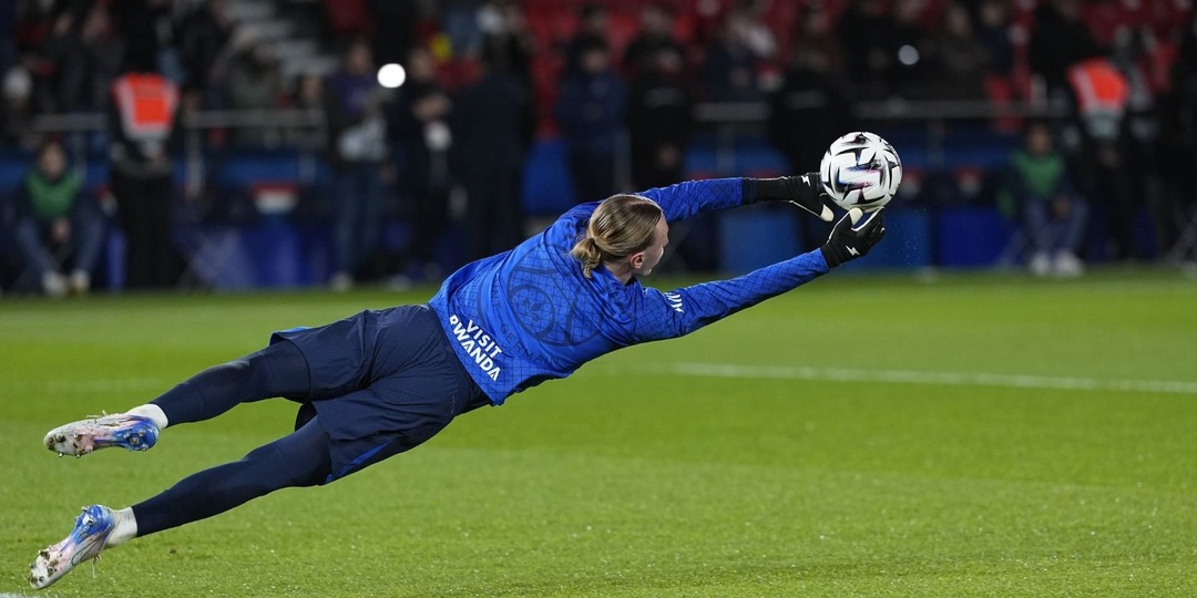 Тренер ПСЖ считает, что Сафонов отразил два пенальти с переломом руки