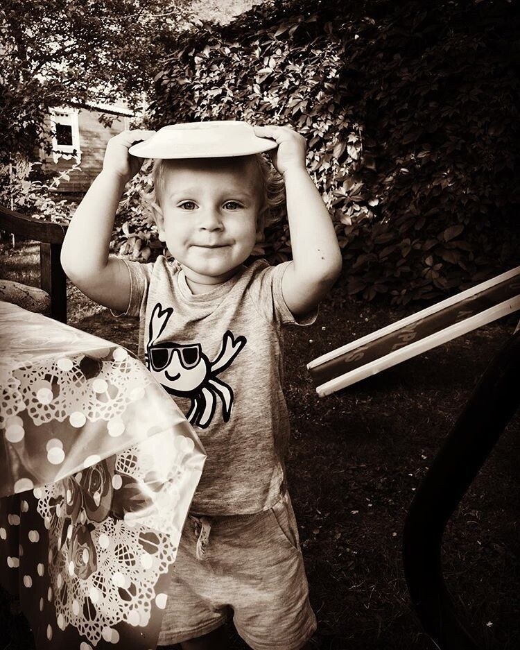    Маленький Саша Яценко в детстве, мечтающий о море, но призванный на сцену.