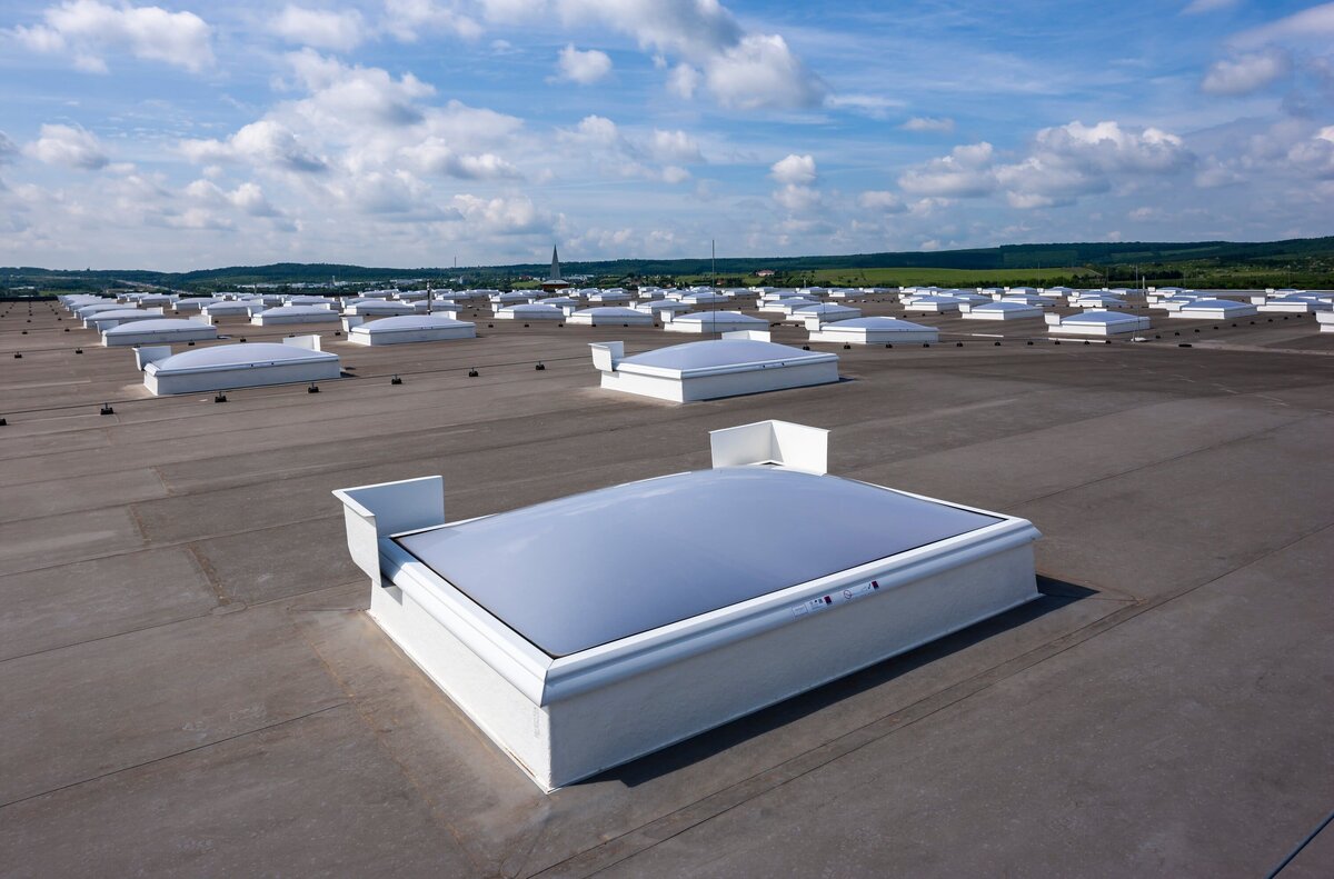 Дымовые люки на кровле складского здания со стеллажным хранением продукции