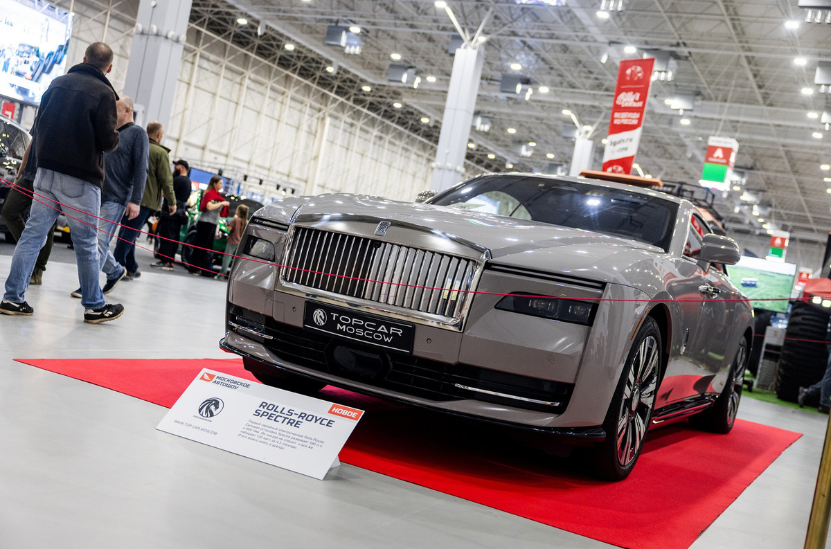    У входа посетителей встречал Rolls-Royce Spectre. Официально купить такой автомобиль в России нельзя, как и многие новинки, представленные на Автошоу. Поэтому новейшие модели предоставили «параллельные» импортеры. Но не только: [первый электрический Rolls-Royce](https://motor.ru/news/spectre-2025-22-05-2023.htm) в экспозицию привезла компания Topcar.Moscow, которая занимается прокатом премиальных и люксовых автомобилей. И Spectre тоже можно арендовать.   
Autoshow.moscow