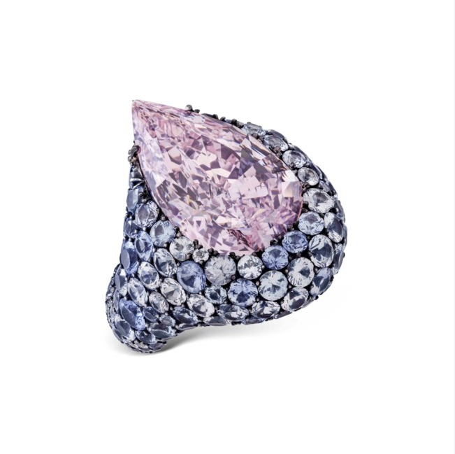 Кольцо с розовым бриллиантом и сапфирами