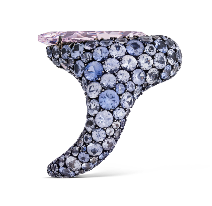 Кольцо с розовым бриллиантом и сапфирами