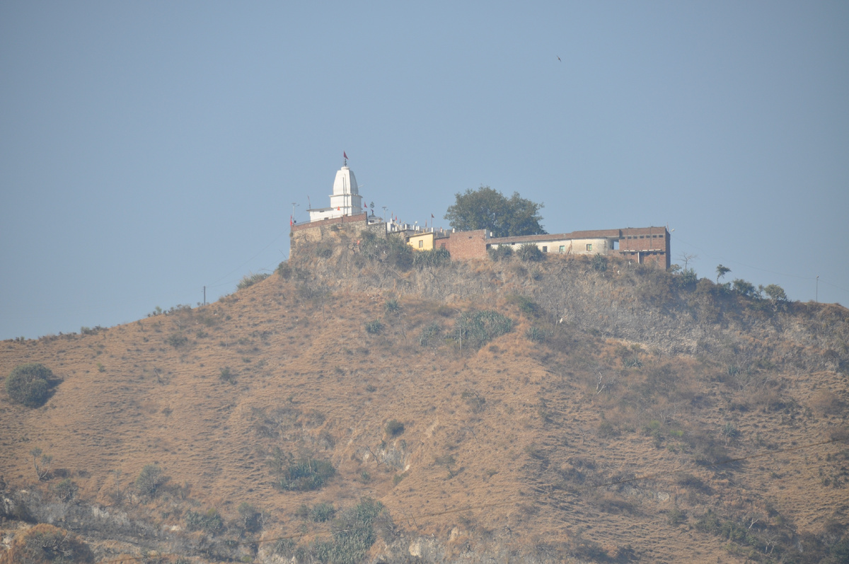 Это именно тот Храм Джанти Маты, который находится на вершине горы в долине Кангры.